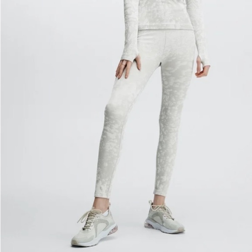 Fabletics High-Waisted Seamless Mist Leggings Light Grey/White Size Small NEW
